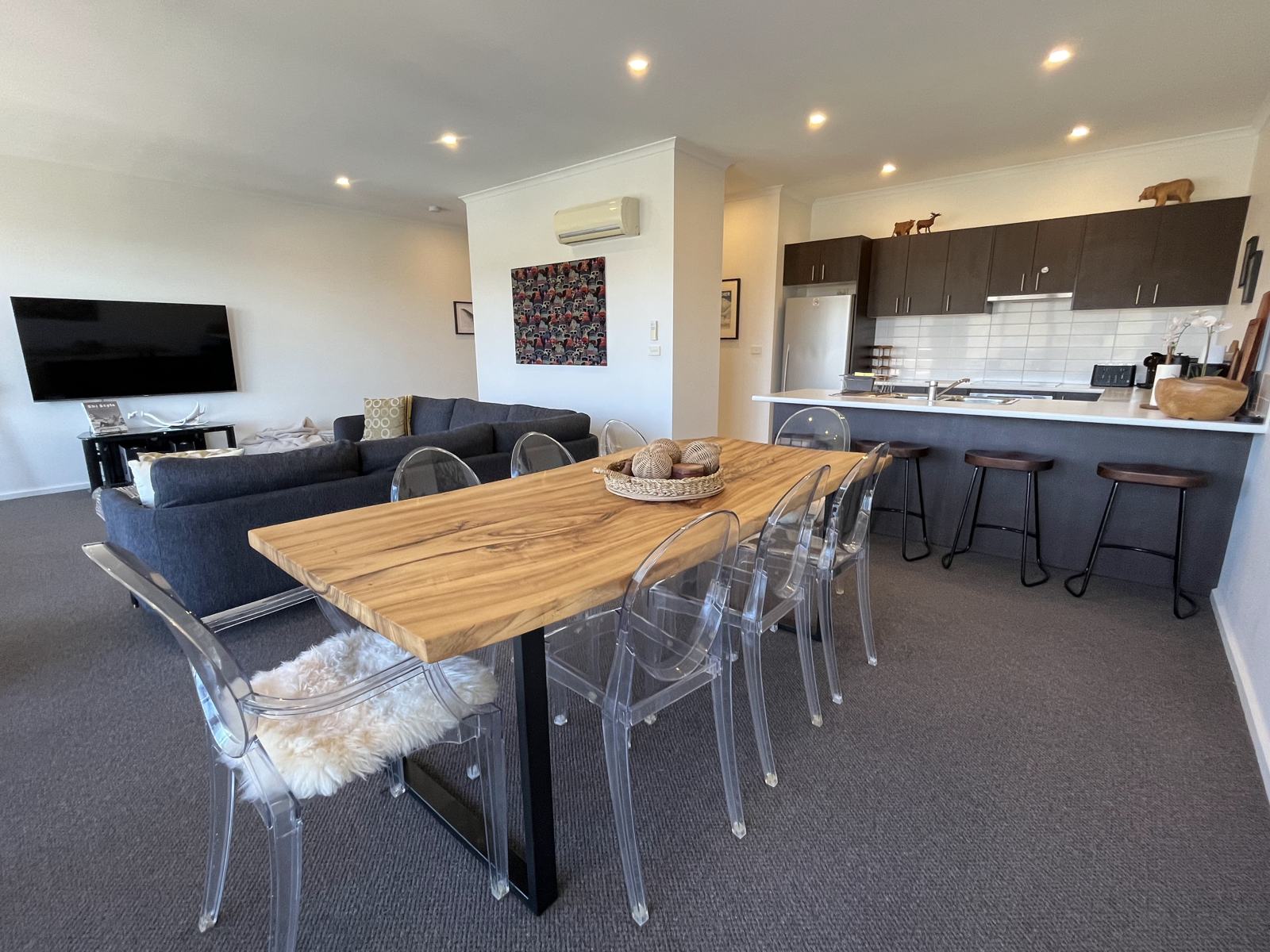 Open-plan dining and kitchen